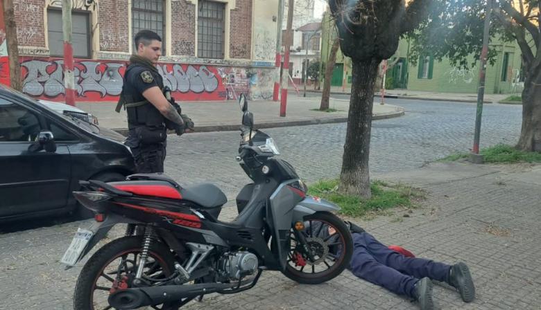 La Plata: detuvieron a un joven y recuperaron una moto robada minutos antes