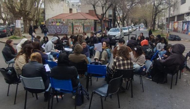 Paros universitarios: docentes y nodocentes vuelven a parar y complican las clases en La Plata