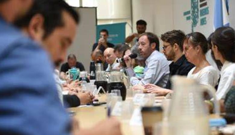 Crece la tensión en Provincia: estatales y docentes siguen sin aumento y peligra octubre