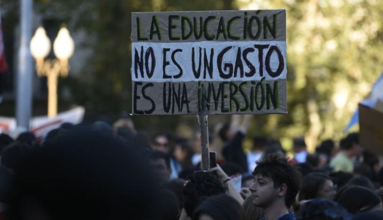 Paro y marcha de antorchas en la UNLP: cómo afecta la actividad este miércoles