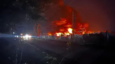 Incendio arrasó con una papelera en Melchor Romero y generó alarma en toda la zona