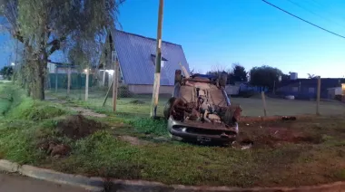 Volcó con su auto a metros de su casa en Berisso y fue hospitalizado
