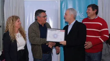 La municipalidad puso en marcha obras de asfalto e iluminación en Lisandro Olmos