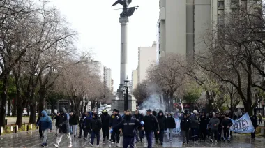 Trabajadores del Astillero Río Santiago marcharon hasta La Plata para exigir un aumento salarial