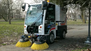 La municipalidad de La Plata incorporó una mini barredora para reforzar la limpieza en plazas del centro