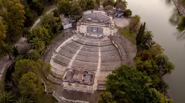La Provincia destina $9.800 millones al Teatro del Lago y crece el malestar por el abandono escolar