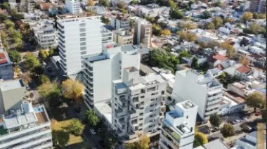 Conmoción en La Plata: hallaron muerta a una mujer en el patio de un edificio céntrico