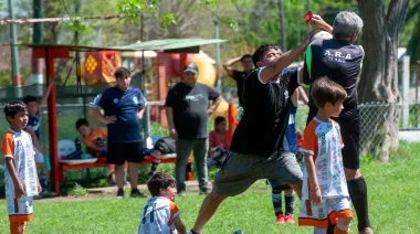Escándalo en el fútbol infantil de La Plata: un padre golpeó al árbitro y suspendieron el partido