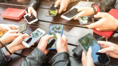 La Plata lanzó una campaña para que los jóvenes reflexionen sobre el uso del celular