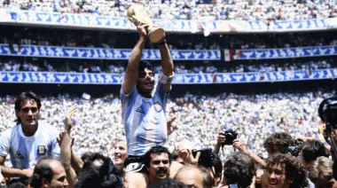 Murió Roberto Cejas, el hincha que alzó a Maradona en el Mundial de México 1986
