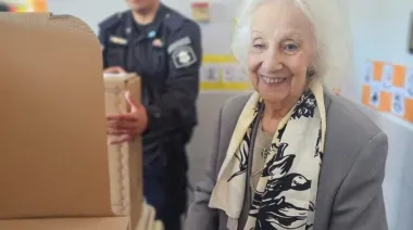Estela de Carlotto votó en La Plata y fue recibida con afecto por vecinos y autoridades de mesa