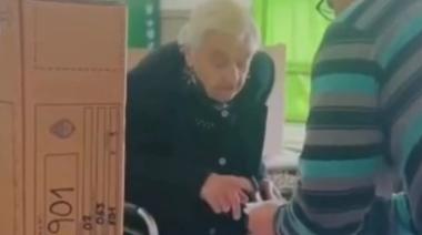 La platense Ángela votó a días de cumplir 101 años y emocionó con su historia democrática