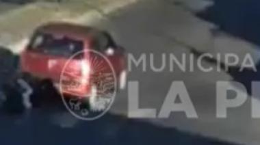 Un auto cruzó en rojo y atropelló a un motociclista en Villa Elvira frente a una comisaría