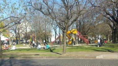 Murió un hombre mientras hacía ejercicio en Plaza España y causó conmoción entre los vecinos