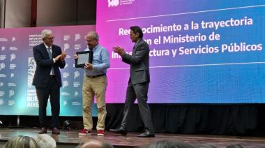 Las zapatillas justicialistas que se llevaron toda la atención en el Ministerio de Infraestructura