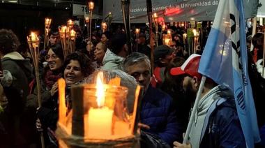 Marcha de antorchas en la UNLP: docentes, estudiantes y nodocentes reclaman más financiamiento