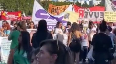 Multitudinaria marcha por el Día de la Mujer en La Plata con críticas al Gobierno nacional