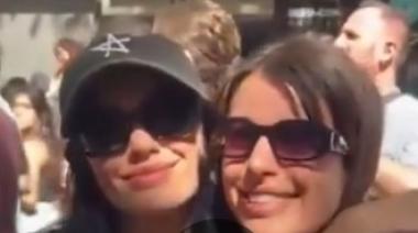 Hincha de Villa San Carlos le regaló una camiseta a Lali en Plaza de Mayo y el video se volvió viral