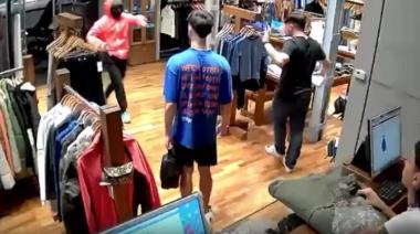 Robo a mano armada en pleno centro de La Plata: motochorros asaltaron un local a metros de la Residencia del Gobernador