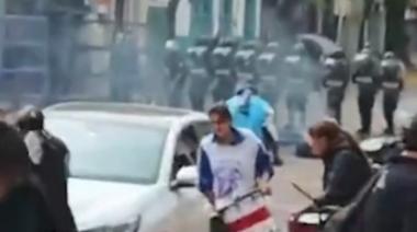 Enfrentamientos en La Plata: manifestantes y policía chocaron en pleno centro durante una protesta