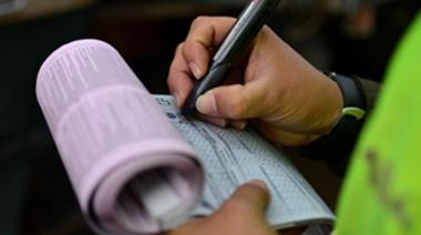 Analizan proyecto para que vecinos filmen infracciones en La Plata para aplicar multas