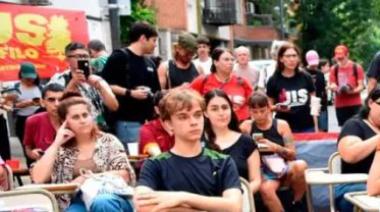 Clase pública de la UNLP frente a la casa de Manuel Adorni por el financiamiento universitario