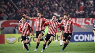Estudiantes derrotó al DIM sobre el final y selló su clasificación a octavos de la Copa Libertadores