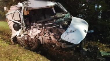 Chocó contra un poste en Berisso, quedó atrapado y fue rescatado por bomberos