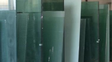 Detuvieron a dos empleados de una vidriería de La Plata por robar 45 mil dólares escondidos en el local