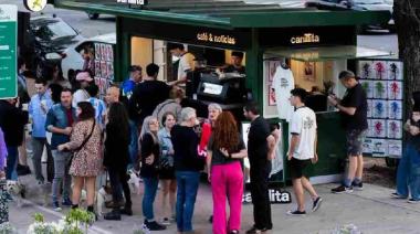 Tres jóvenes platenses transformaron puestos de diarios en cafeterías virales y ahora expanden franquicias