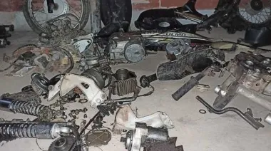 Desbaratan un presunto desarmadero de motos en La Plata y secuestran gran cantidad de autopartes