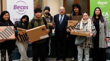 La UNLP entregó 265 computadoras y refuerza el acceso a la educación universitaria