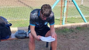 Marcó el gol del triunfo y se puso a estudiar al costado de la cancha: la historia que emociona en el fútbol argentino