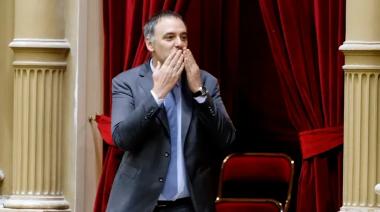 Fin: tras meses de crisis política y en medio de un escándalo de corrupción renunció Adorni