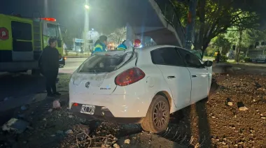 Murió un joven de 18 años tras chocar con su auto contra una columna de alumbrado en La Plata