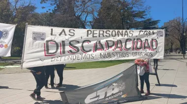 Acampe frente a IOMA: qué reclaman las familias por las prestaciones de discapacidad