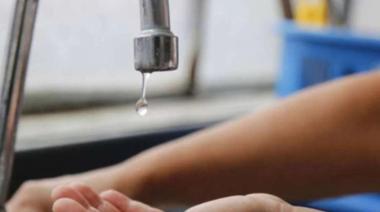 Agua marrón y cortes: vecinos de la zona norte de La Plata llevan días con problemas de suministro