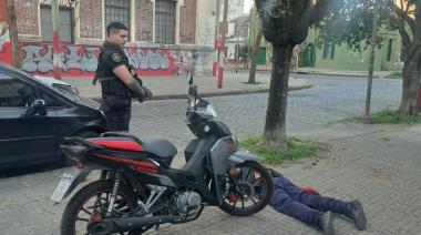 La Plata: detuvieron a un joven y recuperaron una moto robada minutos antes