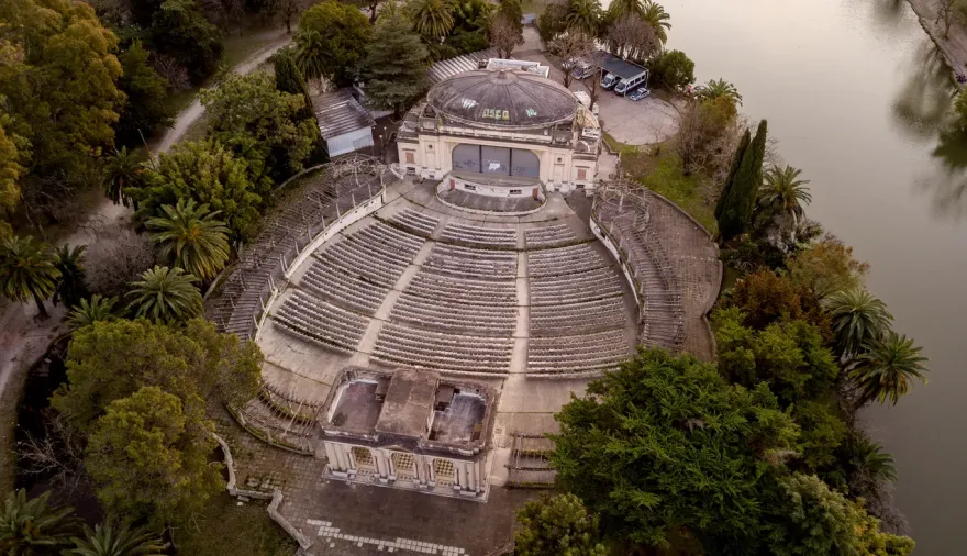 La Provincia destina $9.800 millones al Teatro del Lago y crece el malestar por el abandono escolar