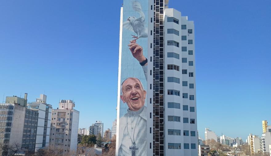 Alak y el arzobispo Carrara inauguran el mural más grande del mundo en homenaje al Papa Francisco