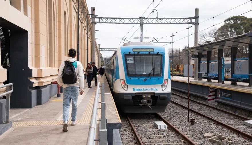 Un hombre se arrojó a las vías en Berazategui y el Tren Roca funciona con demoras y servicio limitado