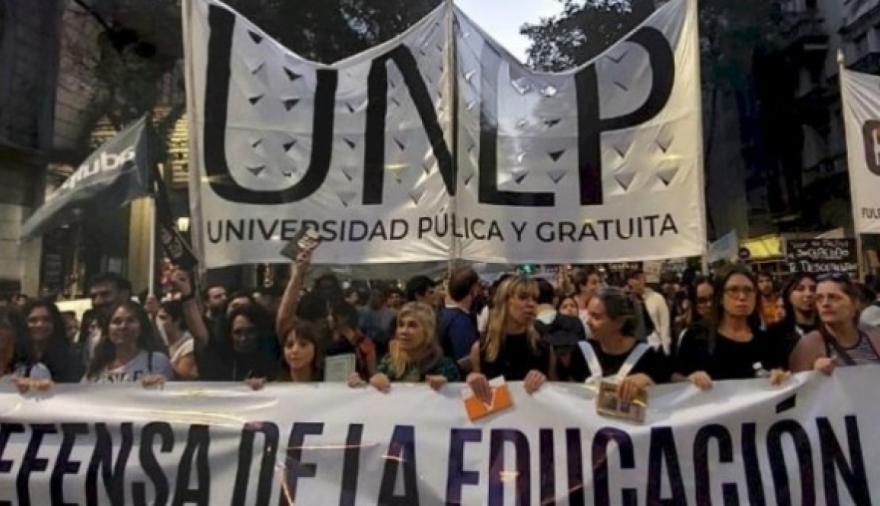 Paros en la UNLP: comienza una semana con clases suspendidas y marcha de antorchas en La Plata