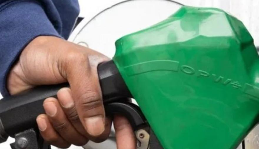 Cuarto aumento en dos semanas: la nafta sube hasta 5% en La Plata y la premium roza los $2.300