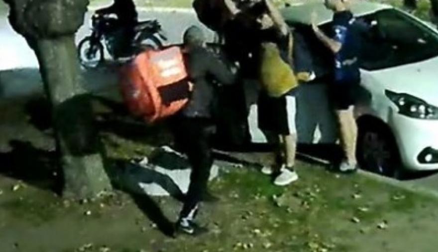Violento robo en Ringuelet: delincuentes simularon ser repartidores y asaltaron a cuatro jóvenes