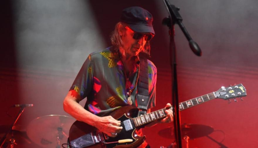 Skay Beilinson brilló en el Malvinas Argentinas con un show cargado de mística ricotera