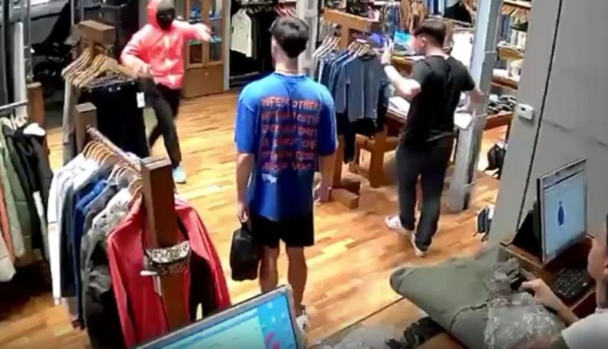 Robo a mano armada en pleno centro de La Plata: motochorros asaltaron un local a metros de la Residencia del Gobernador