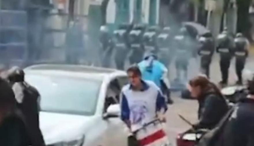 Enfrentamientos en La Plata: manifestantes y policía chocaron en pleno centro durante una protesta