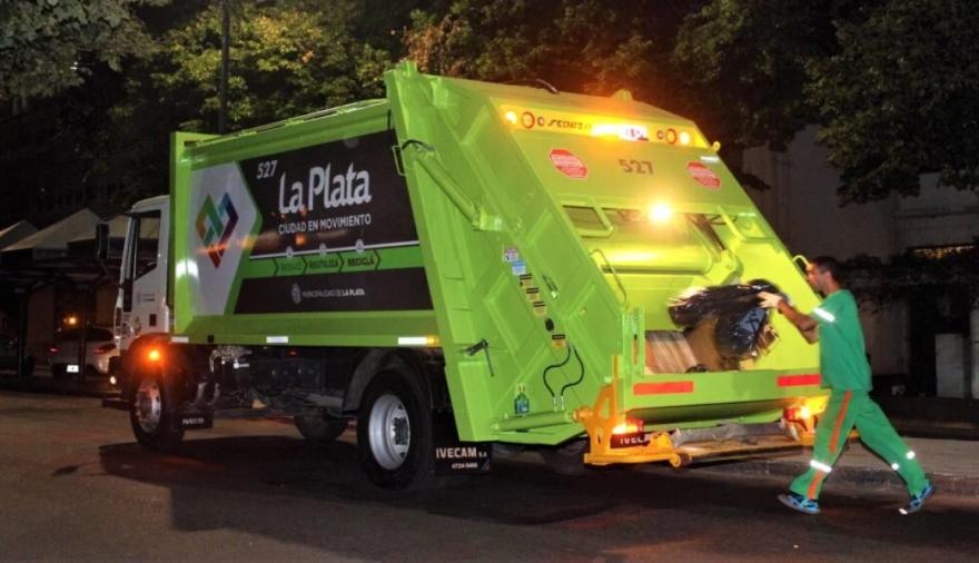 La Plata implementa un nuevo sistema de recolección de residuos en la periferia con control municipal
