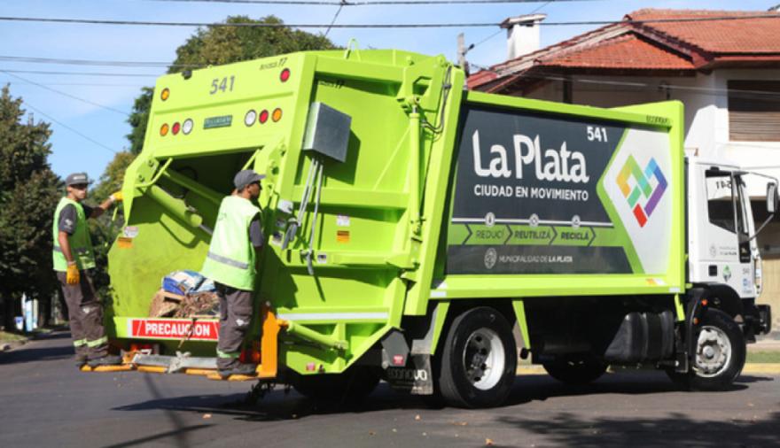 Cambian los horarios de recolección de residuos en La Plata: qué barrios deben sacar la basura por la mañana