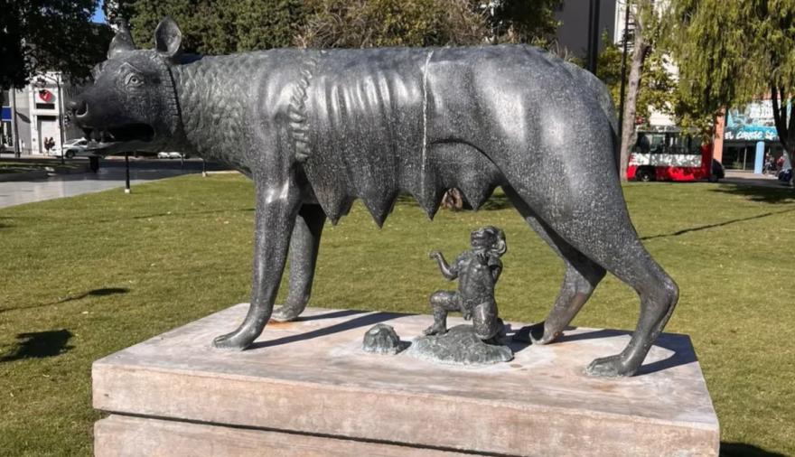 Loba Capitolina desapareció de Plaza Italia: descartan robo y confirman reparación